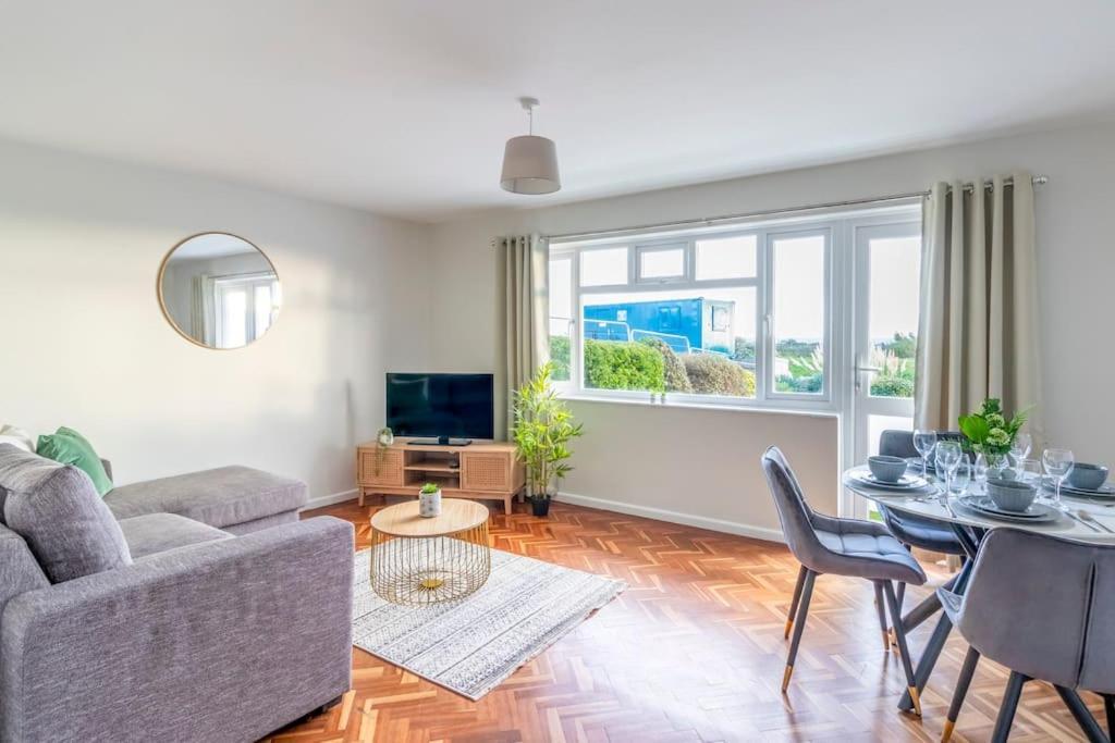 בורנמות' Spacious Sea View 2 Bedroom Sleeps 6-Free Parking מראה חיצוני תמונה