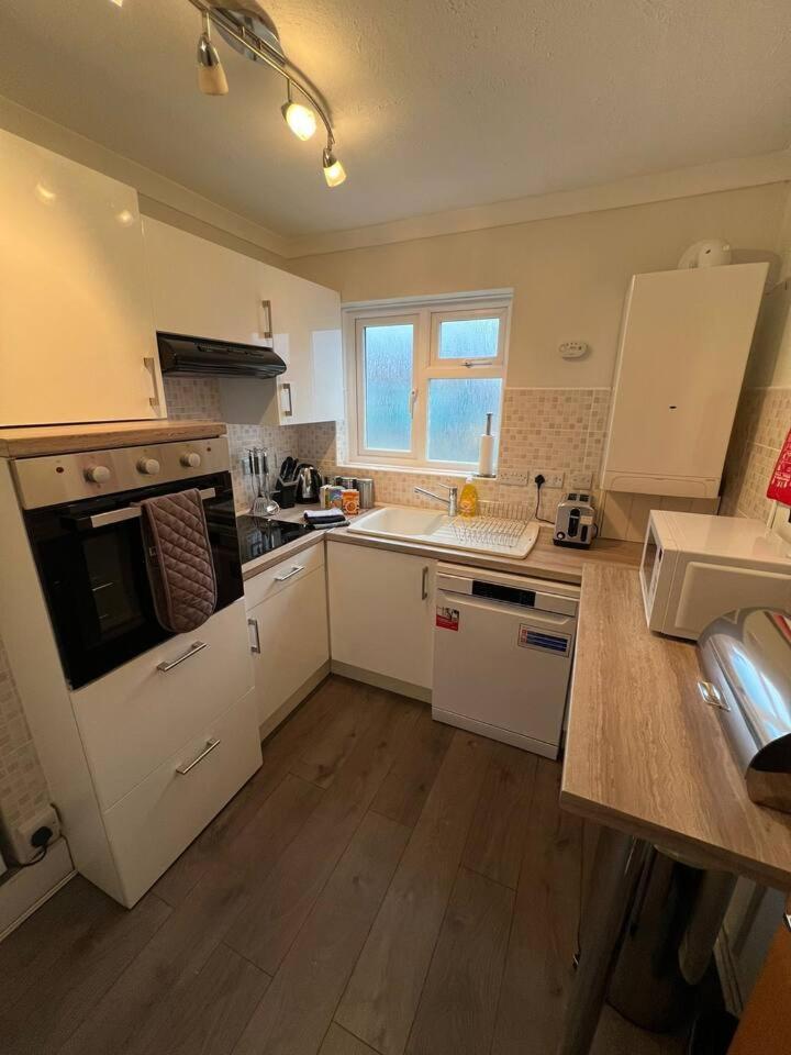בורנמות' Spacious Sea View 2 Bedroom Sleeps 6-Free Parking מראה חיצוני תמונה